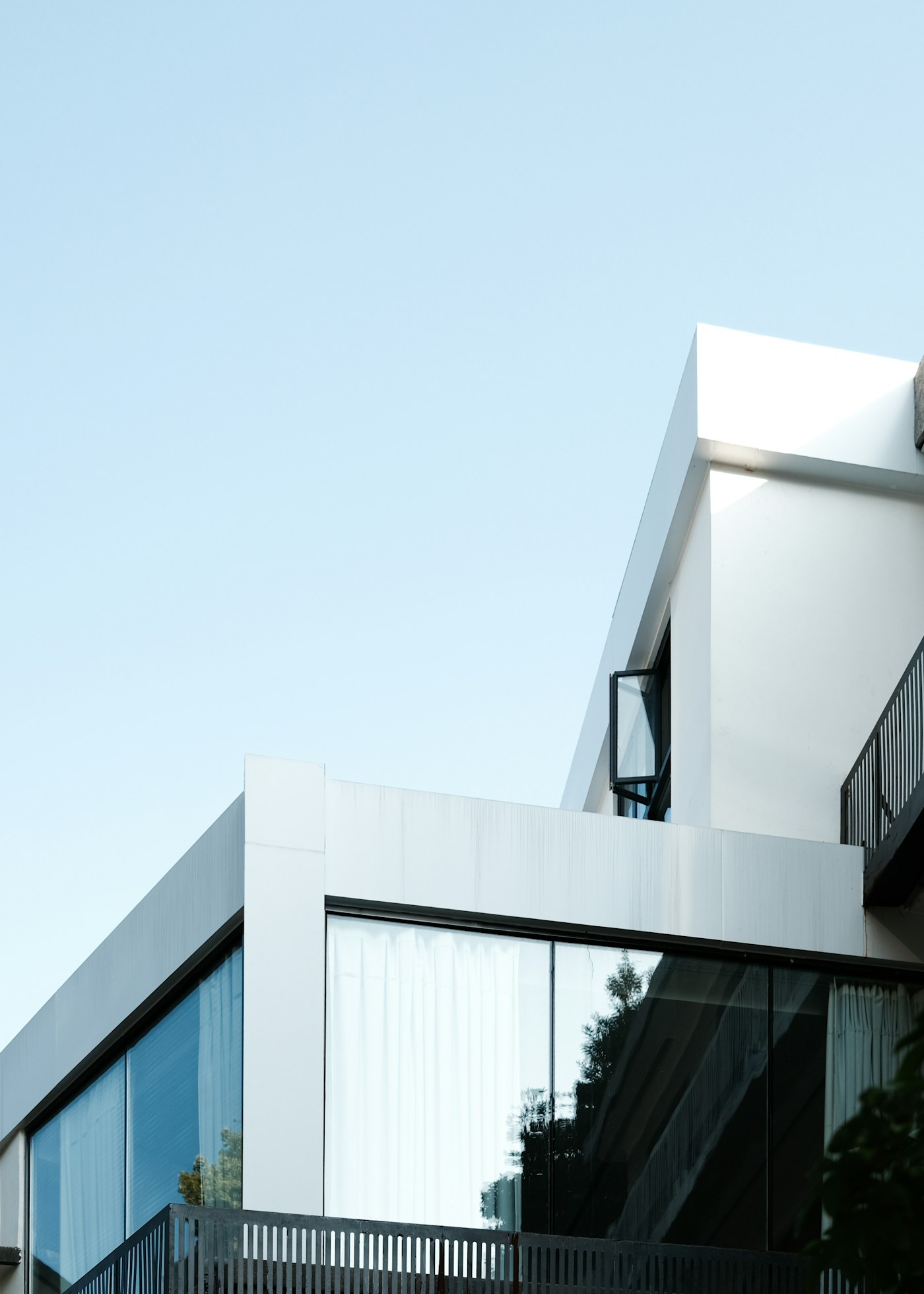 Arquitectura contemporánea blanca y escultórica bajo un cielo azul